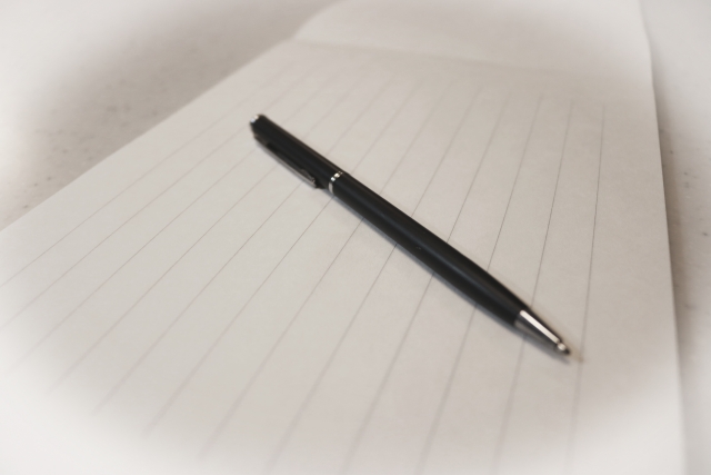 遺産分割協議書用の紙とペン